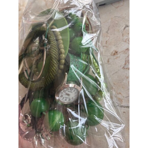 Mixed Green Jewelry Lot: Beaded Necklaces Bracelets Bangles & Accessories - Picture 7 of 9